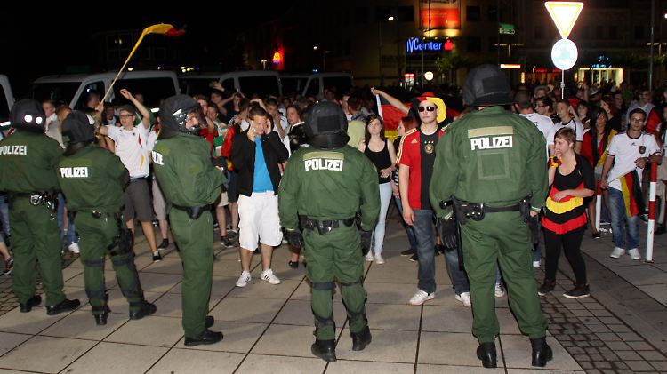 Da war es noch ruhig: Die Polizei beobachtet deutsche Fans.