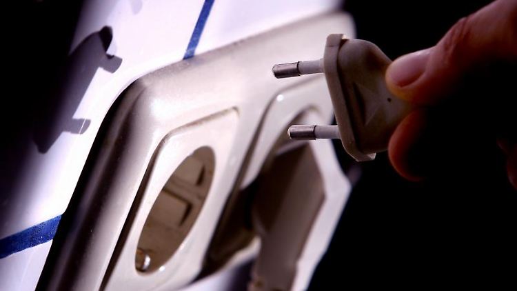 Bares Geld wert: Wer die Stecker von Stand-by-Geräten wie dem Fernseher im Urlaub zieht, spart in kurzer Zeit mehrere Euro. 