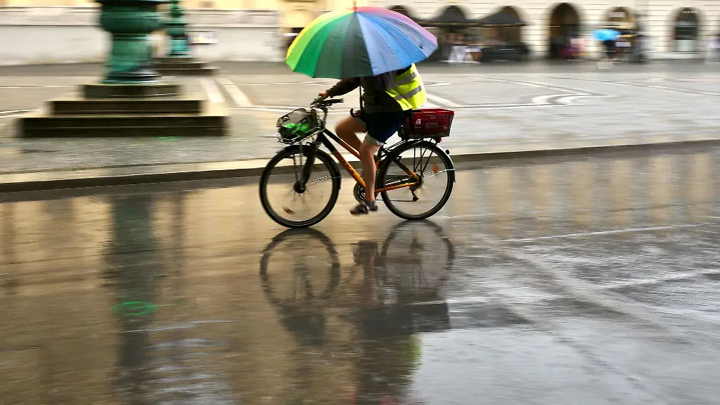 Wer-nicht-nass-werden-will-sollte-etwas-gegen-den-Regen-dabeihaben