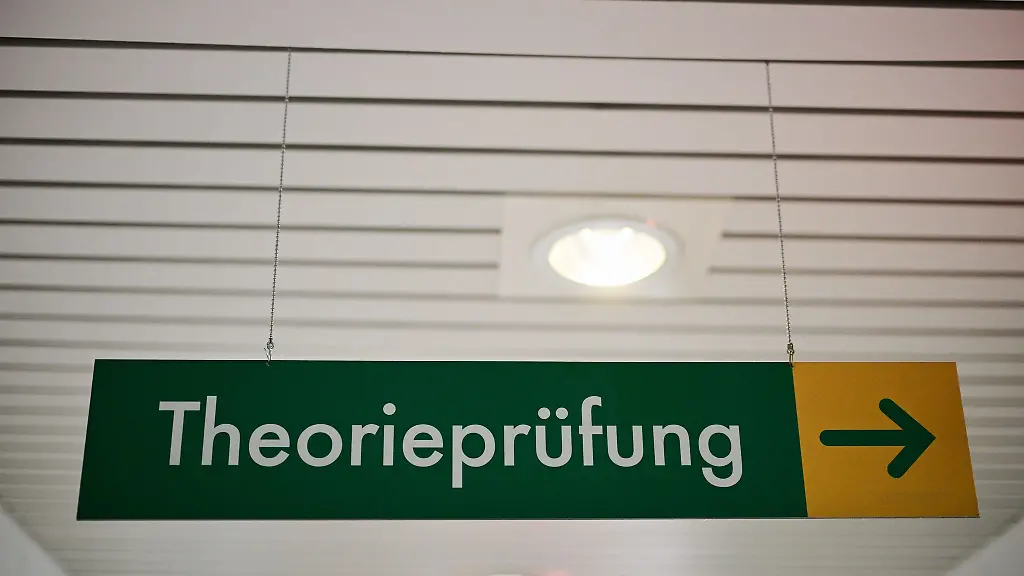 Die-theoretische-Fuehrerscheinpruefung-loest-bei-einigen-Prueflingen-so-viel-Bammel-aus-dass-sie-lieber-jemand-anderen-hinschicken