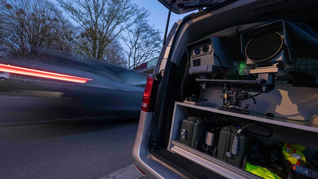 In-einer-Tempo-20-Zone-in-Donauwoerth-blitzte-die-Zivilstreife-die-Autofahrerin-mit-ihrem-Wagen