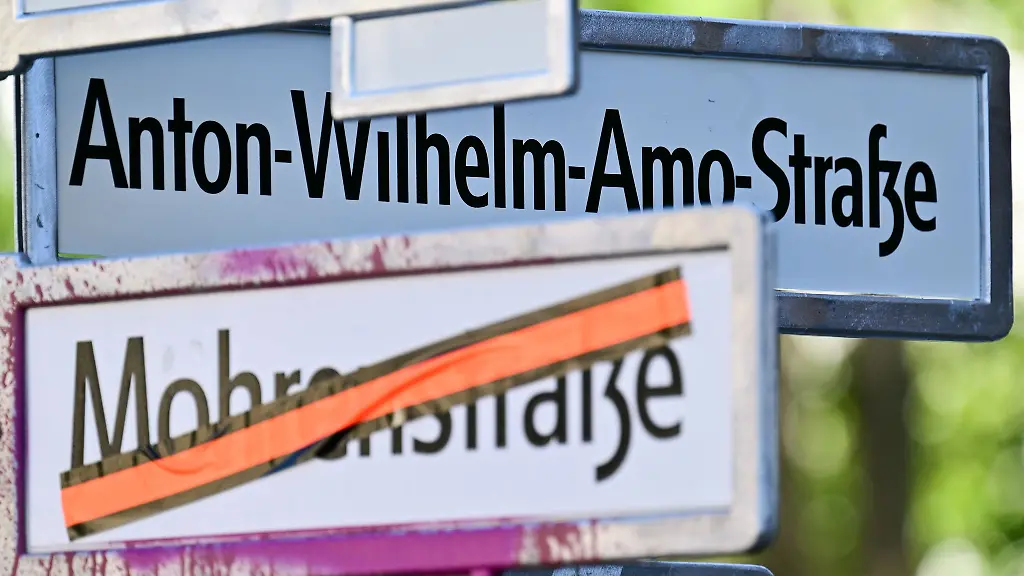 An-einigen-Strassenecken-haengen-bereits-die-Schilder-mit-dem-neuen-Strassennamen-fuer-die-bisherige-Mohrenstrasse