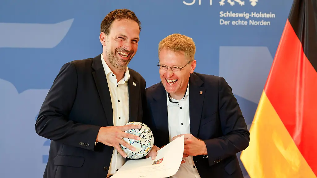 THW-Geschaeftsfuehrer-Viktor-Szilagyi-l-erhielt-von-Ministerpraesident-Daniel-Guenther-einen-Handball
