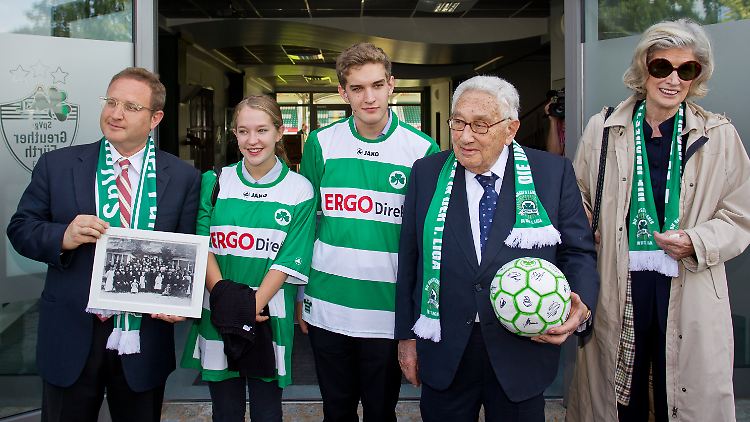 Henry Kissinger (2.v.r.) besuchte das Stadion in Fürth mit seiner Frau Nancy (r.), seinem Sohn David (l.) und zwei Enkelkindern.