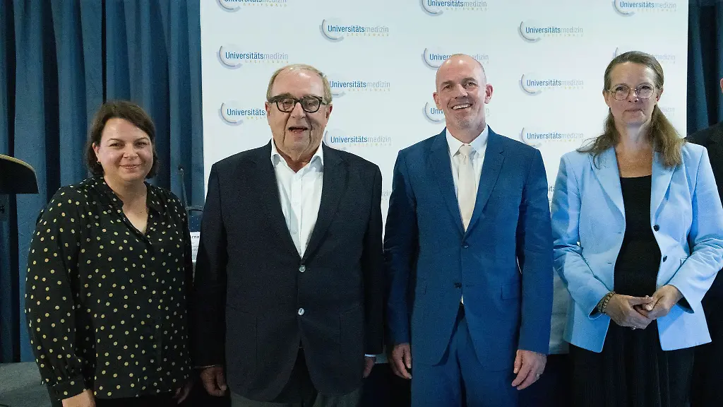 Gesundheitsministerin-Stefanie-Drese-v-l-mit-Professor-Wolfgang-Motz-Aerztlicher-Direktor-des-Klinikums-Karlsburg-Professor-Uwe-Reuter-Aerztlicher-Vorstand-und-Vorstandsvorsitzender-der-Universitaetsmedizin-Greifswald-und-Wissenschaftsministerin-Bettina-Martin