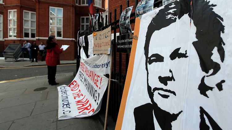 Demonstranten forden die Freilassung von Julian Assange.