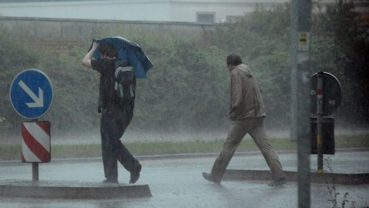 Nach einem schwülwarmen Tag entladen sich am Abend Hunderte Gewitter.