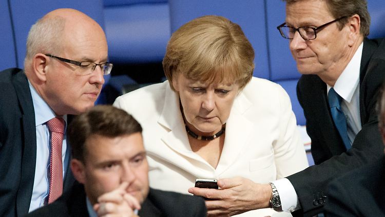Was Kauder, Merkel und Westerwelle auf dem Smartphone lesen, bleibt unbekannt.