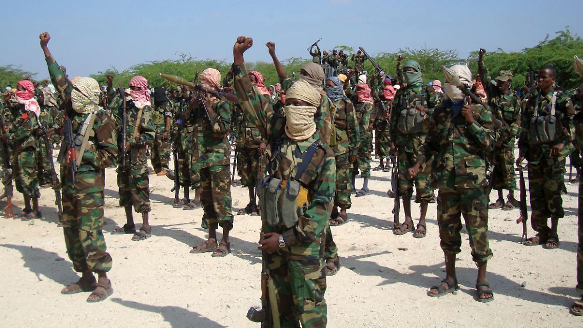 Mitglieder der Al-Shabaab-Miliz während einer Siegesparade in Mogadischu.