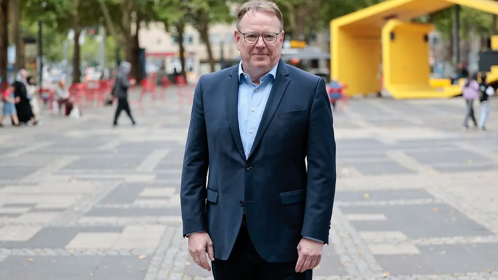 Torsten-Burmester-SPD-Oberbuergermeisterkandidat-in-Koeln-steht-auf-dem-Neumarkt-einem-Hotspot-der-Drogenszene-in-der-Millionenstadt