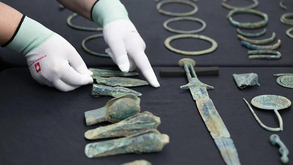 Sachsen-hat-einen-Fund-aus-der-Bronzezeit-mit-mehr-als-300-Objekten-praesentiert