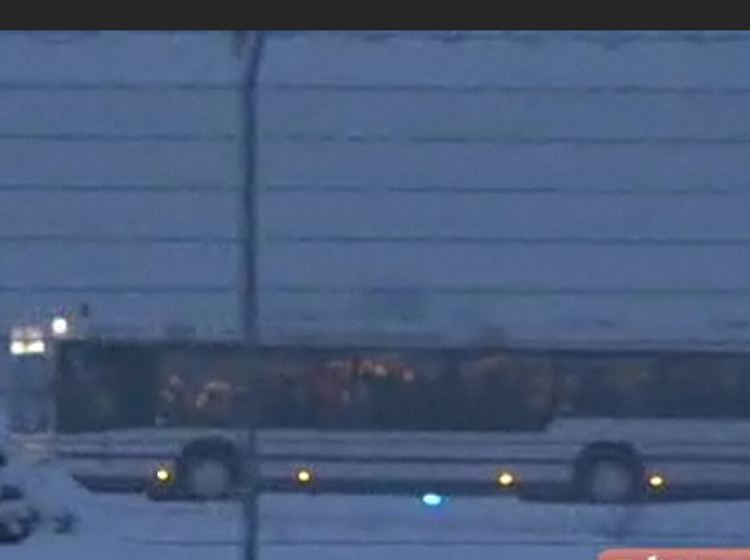 Die Passagiere blieben unverletzt und wurden mit diesem Bus abtransportiert.