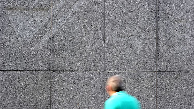 Das WestLB-Logo an der Düsseldorfer Zentrale ist bereits abgeschraubt worden.