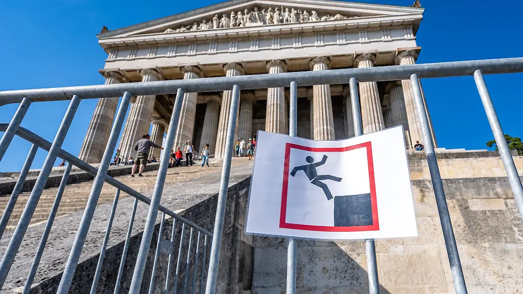 Nach-einem-toedlichen-Unfall-sind-an-der-Walhalla-voruebergehend-zusaetzliche-Absperrungen-angebracht-worden