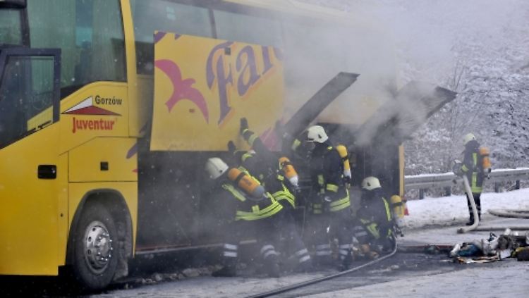 Feuerwehrleute bekämpfen den Brand.