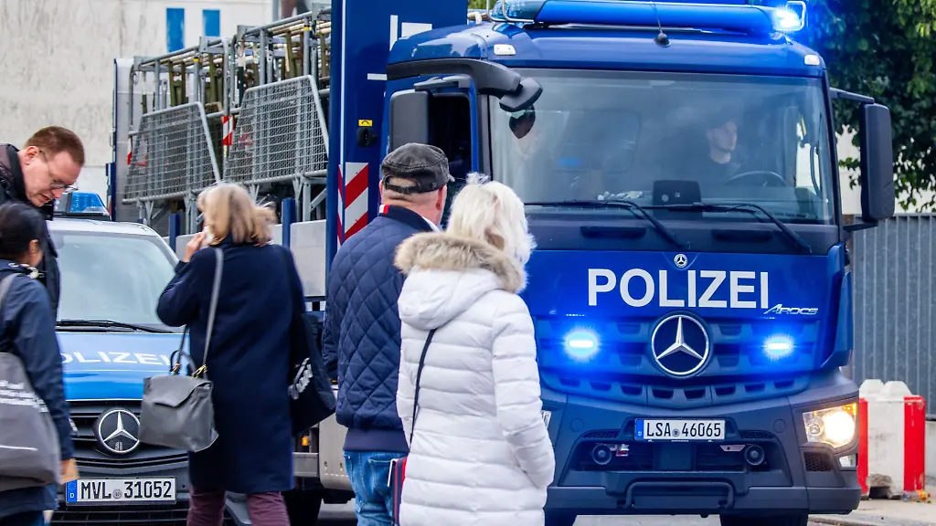 Der-Tag-der-Deutschen-Einheit-2024-in-Schwerin-war-eine-der-Sonderlagen-der-Polizei-in-MV-fuer-die-Mehrarbeit-angeordnet-wurde