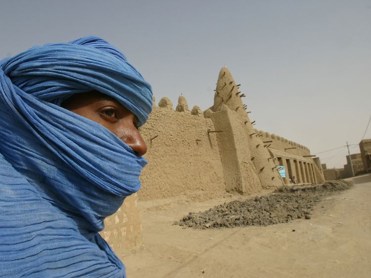 Ein Tuareg steht vor einer Moschee, in deren Nähe sich die zerstörten Grabstätten befinden. (Archivbild von 2004)