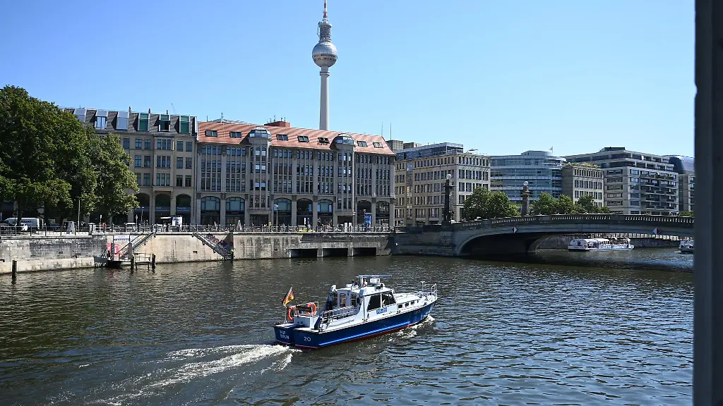 Ein-Wasserschutzpolizeiboot-patrouilliert-auf-der-Spree