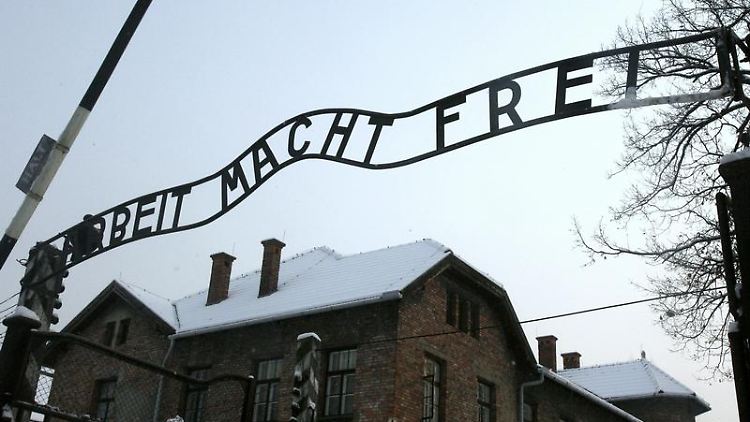 Derzeit hängt eine Kopie am Eingangstor ins ehemalige Konzentrationslager.