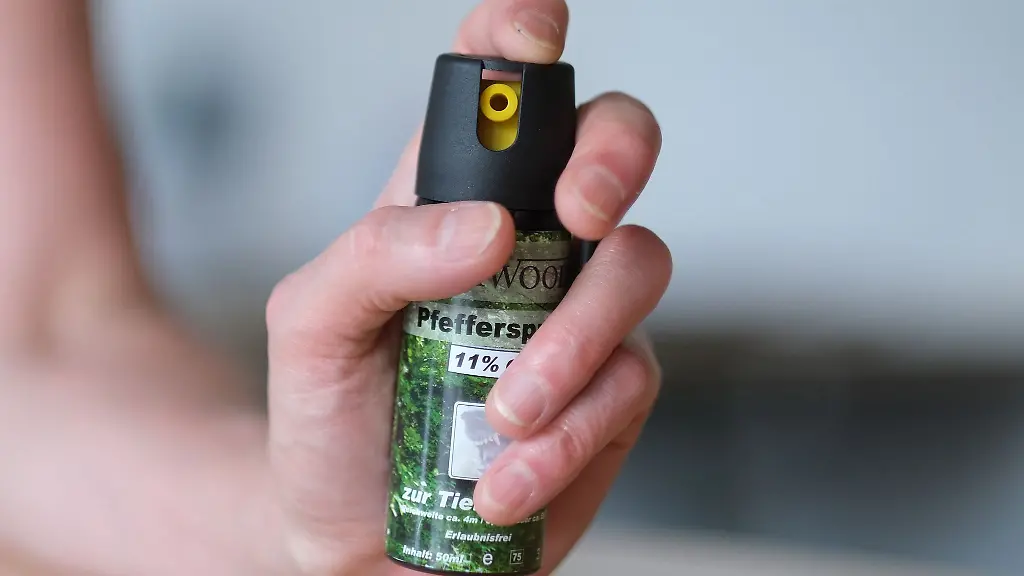 Ein-17-Jaehriger-soll-mit-Pfefferspray-mehrere-Menschen-in-Nordhausen-verletzt-haben-wie-die-Polizei-miteilte