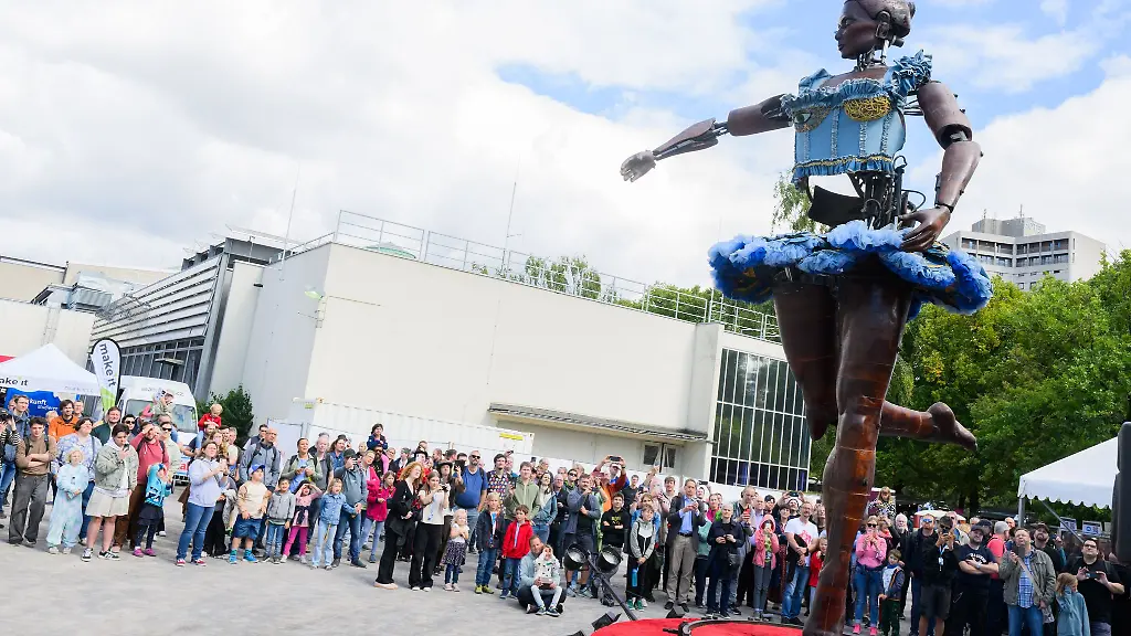 Auf-der-Maker-Faire-in-Hannover-warten-viele-Ausstellungsstaende-auf-Tueftler-und-Bastler