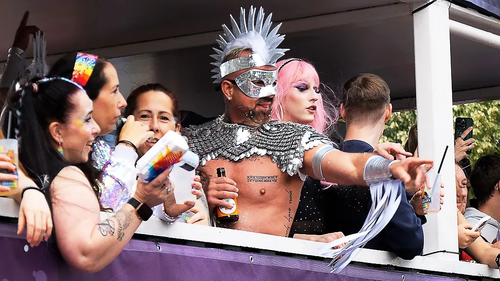 Teilnehmer-des-Christopher-Street-Days-CSD-Tausende-Menschen-demonstrieren-beim-CSD-in-Bremen-fuer-ihre-Rechte