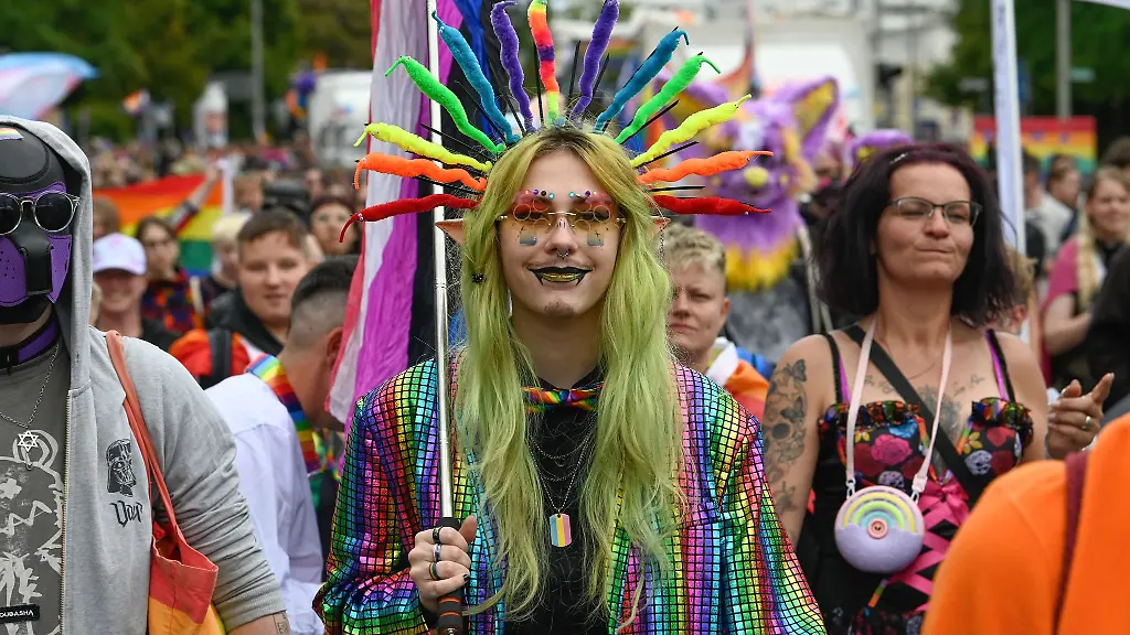 Teilnehmer-des-Christopher-Street-Day-gehen-bei-einem-Demonstrationszug-durch-die-Innenstadt