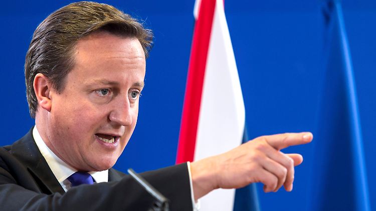 Cameron erhebt den Zeigefinger.