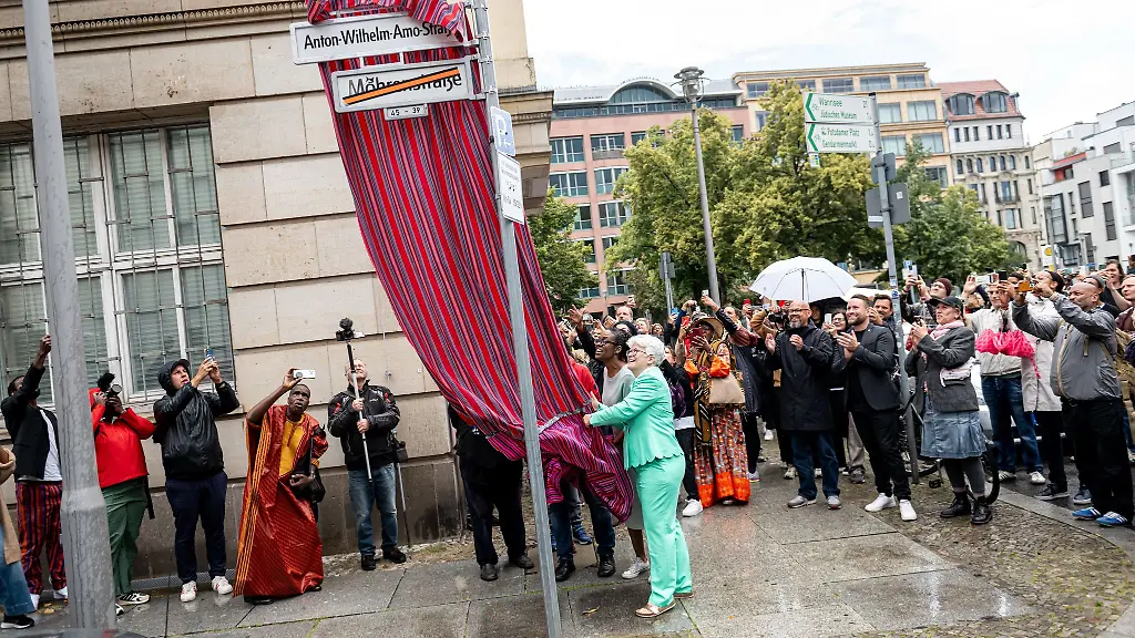 Bezirksbuergermesiterin-Stefanie-Remlinger-M-Buendnis-90-Die-Gruenen-bei-der-Feier-zur-Umbenennung-der-Berliner-Mohrenstrasse-in-Anton-Wilhelm-Amo-Strasse