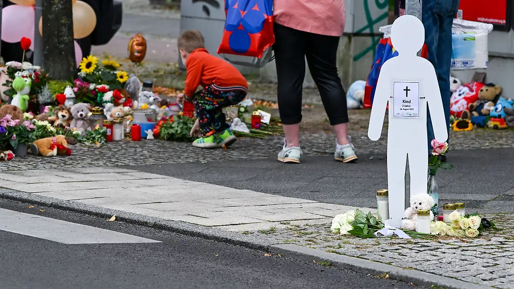 Eine-Mahnwache-findet-nach-dem-Tod-eines-Zweijaehrigen-auf-einem-Zebrastreifen-in-Lichtenberg-an-der-Unfallstelle-statt