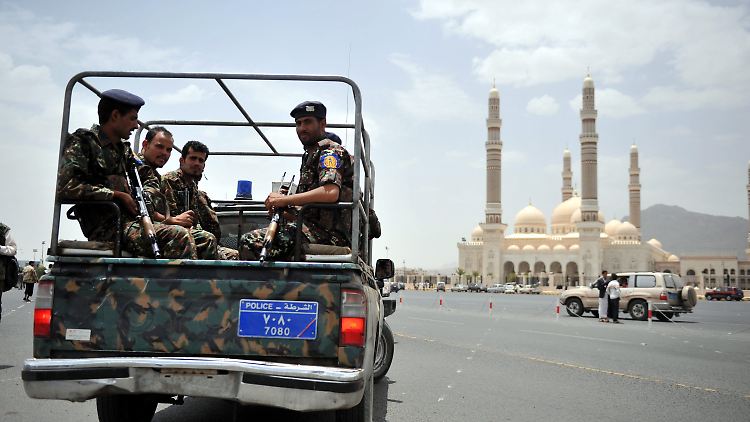 Jemenitische Soldaten auf Patrouille nach einem Selbstmordattentat Ende Juni in Sanaa,