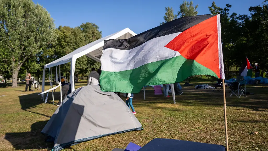 ro-Palaestinensische-Aktivisten-bauen-ein-Protestcamp-nahe-dem-Kanzleramt-wieder-auf