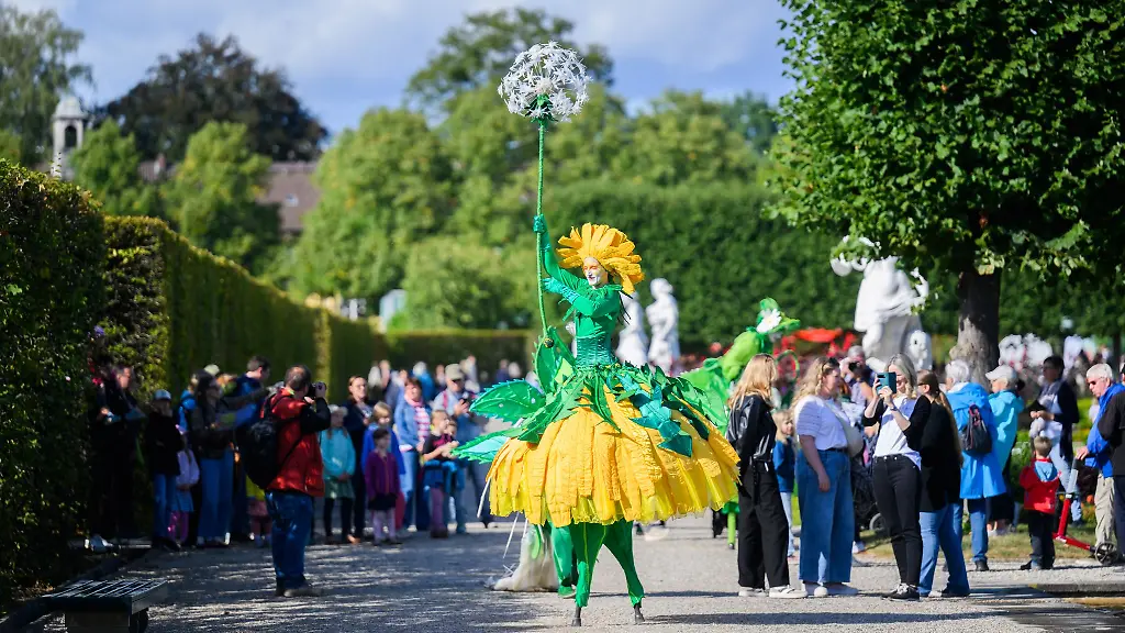Die-Kuenstlergruppe-Art-Tremondo-laeuft-durch-den-Grossen-Garten-Mit-einem-grossen-Sommerfest-wird-der-350-Geburtstag-des-Grossen-Gartens-der-Herrenhaeuser-Gaerten-gefeiert