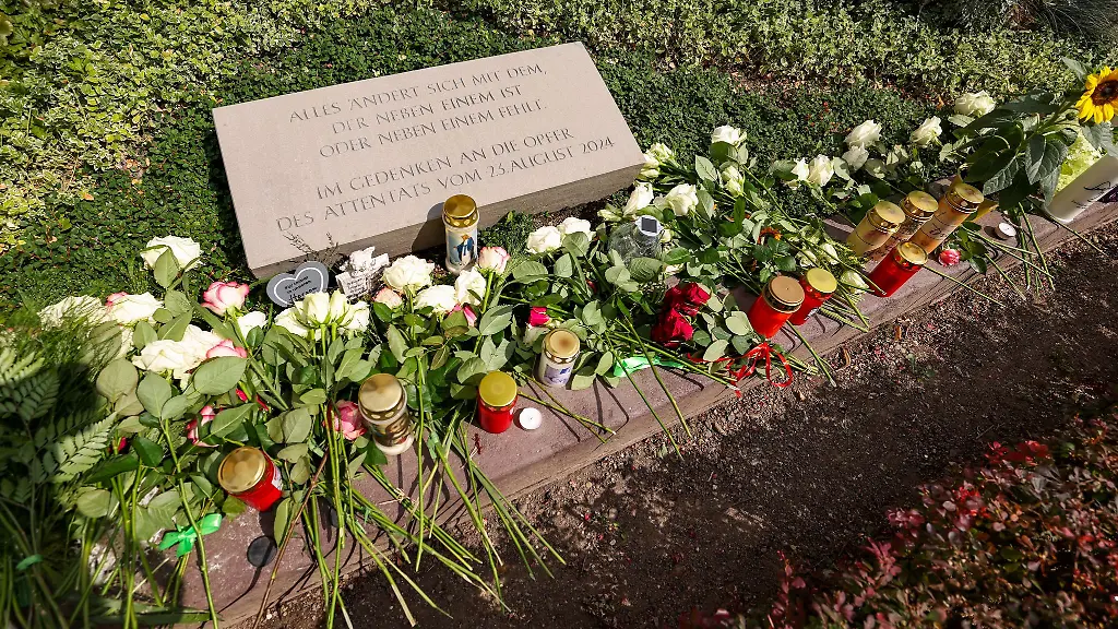 Gedenken-an-die-Opfer-des-Terroranschlags-vor-einem-Jahr-an-der-Gedenktafel