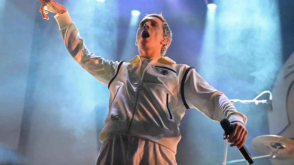 Felix-Kummer-von-Kraftklub-sorgt-fuer-ordentlich-Stimmung