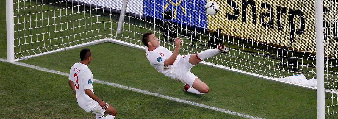 Englands John Terry rettet - aber der Ball war schon über der Linie.