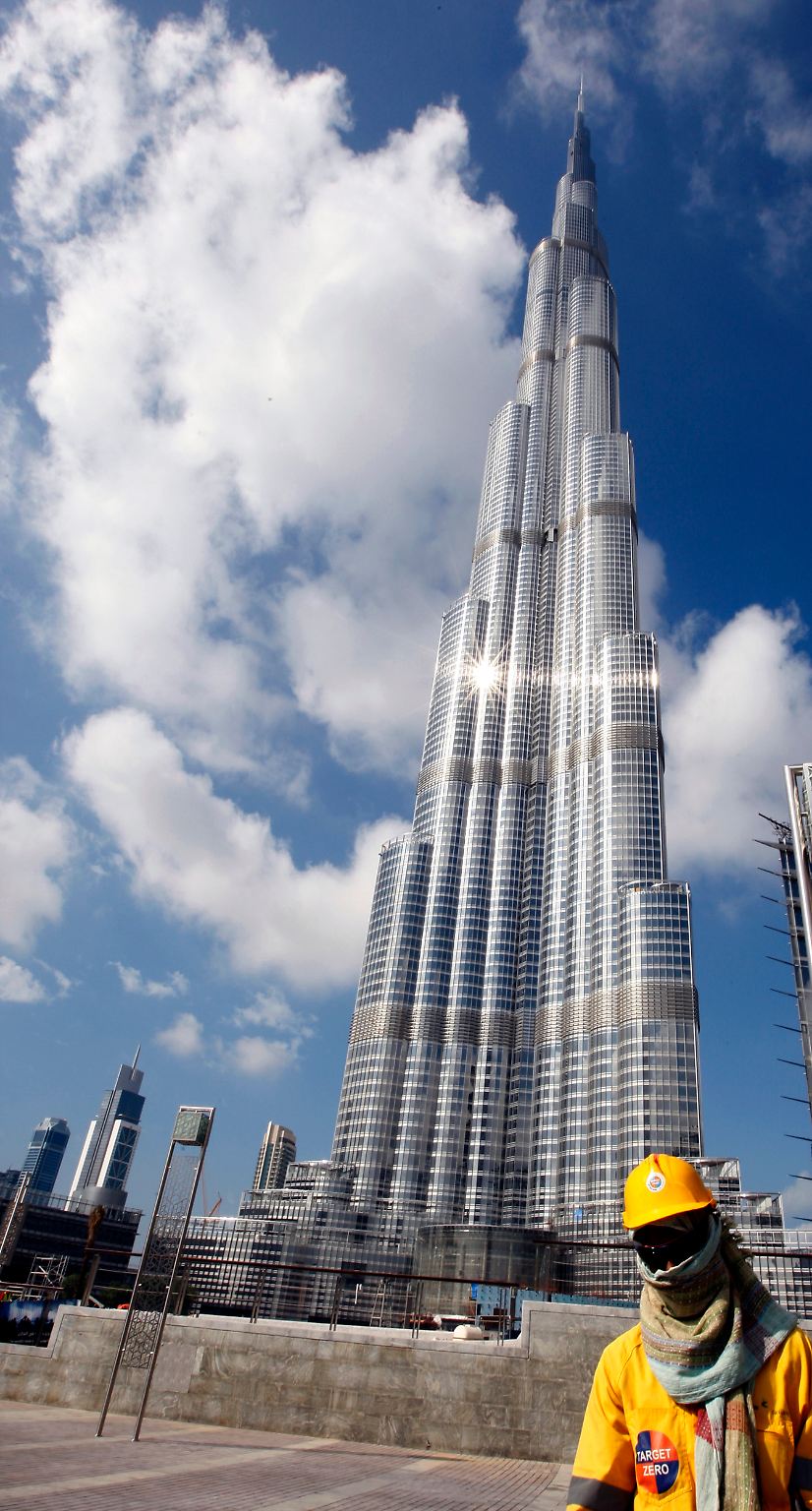 Der Burdsch Dubai, der "Turm von Dubai", ist fertig.