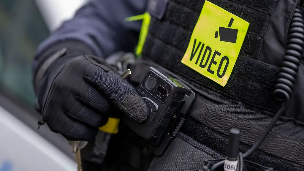 Die-Polizei-nutzt-Bodycams-also-sogenannte-kleine-Koerperkameras-In-Brandenburg-soll-die-Erprobung-ausgeweitet-werden