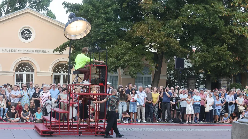 Am-Mittwoch-wurde-das-Kunstfest-Weimar-unter-anderem-mit-einer-Tanz-Performance-unter-freiem-Himmel-eroeffnet-Das-Festival-gilt-laut-Veranstaltern-als-groesstes-fuer-zeitgenoessische-Kunst-in-Ostdeutschland