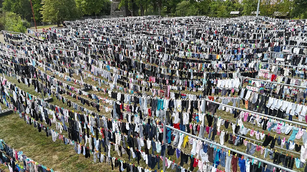 Mit-zigtausend-Socken-auf-einer-Waescheleine-will-Zeulenroda-Triebes-im-Thueringer-Vogtland-einen-Weltrekord-knacken