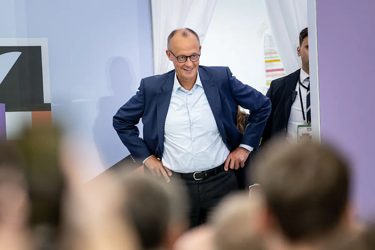 Bundeskanzler-Friedrich-Merz-CDU-nimmt-am-Tag-der-offenen-Tuer-der-neuen-Bundesregierung-teil