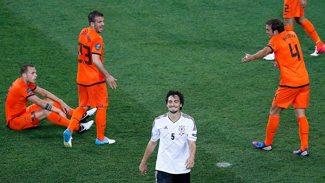 Mats Hummels mag sich beim 2:1-Vorrundensieg über Holland bei der EM 2012 ein hämisches Grinsen nicht verkneifen.
