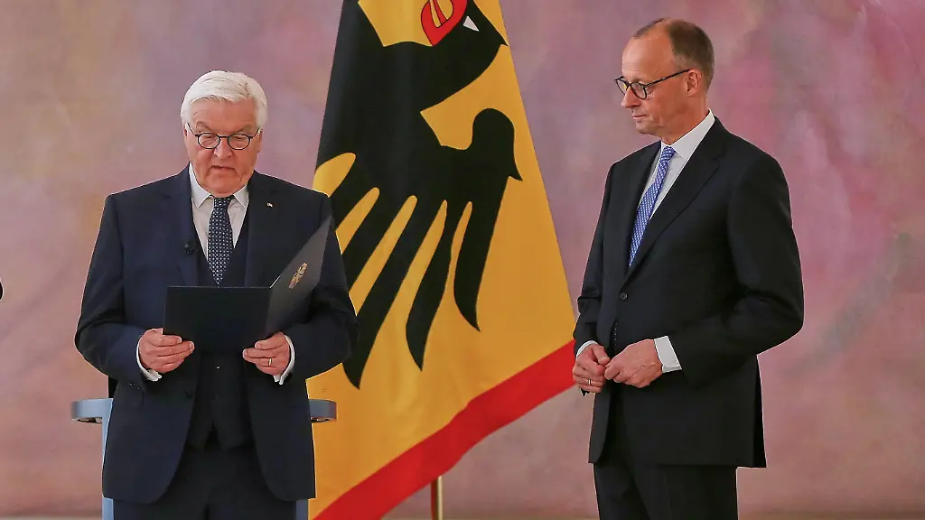 Kanzler-Merz-erhaelt-die-Ernennungsurkunde-von-Bundespraesident-Steinmeier