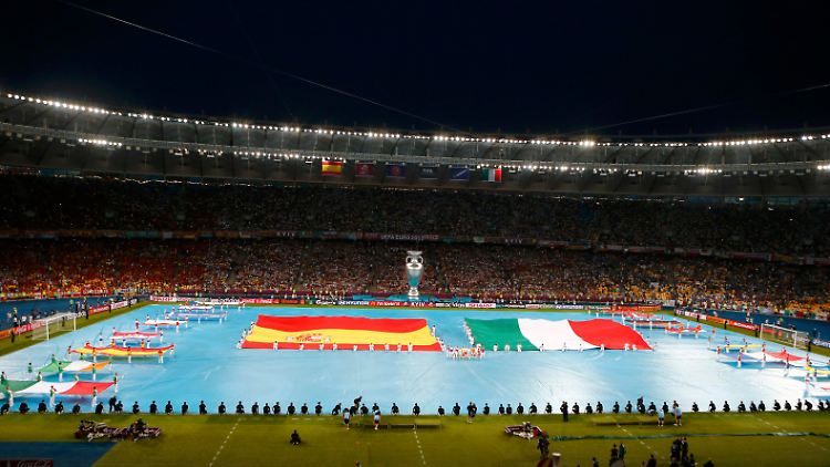 2012-07-01T184255Z_01_ZIG515_RTRMDNP_3_SOCCER-EURO.JPG6485334423054128329.jpg
