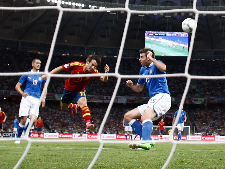 Per Kopf brachte David Silva seine Spanier schon in der 14. Minute in Führung. Es war gegen Italien der erste Schritt auf dem Weg zum goldenen Titel-Hattrick.