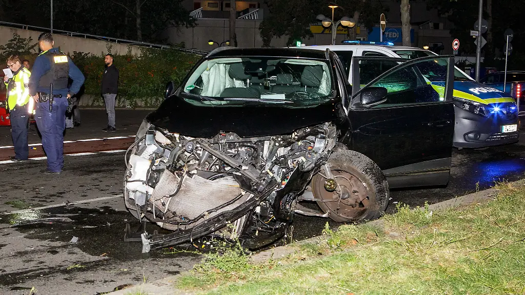 Ein-beschaedigtes-Fahrzeug-steht-in-Berlin-Neukoelln-an-der-Unfallstelle