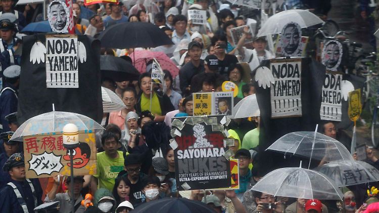 Die Demonstranten in Tokio sind gegen die Nutzung der Atomkraftwerke.
