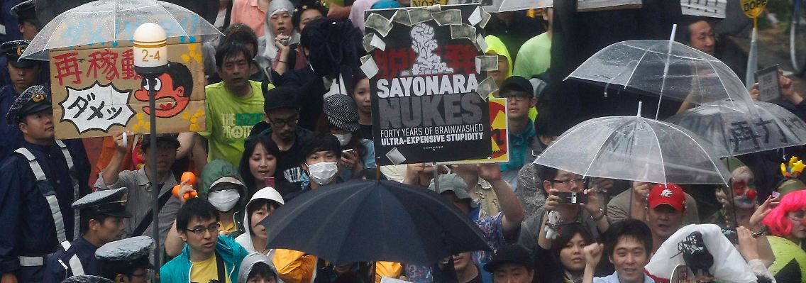 Die Demonstranten in Tokio sind gegen die Nutzung der Atomkraftwerke.