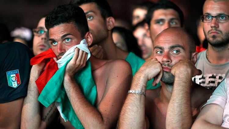 So viel Enttäuschung auf einmal: Mit jedem Tor der Spanier schwindet bei den italienischen Fans die Hoffnung.