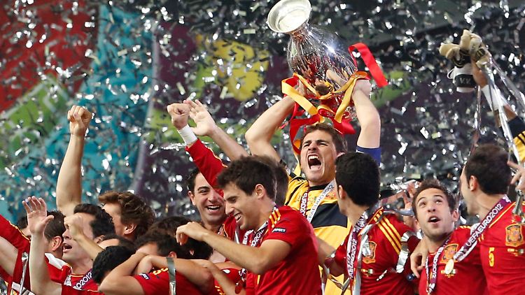 Zwei Ausrichterländer wie bei der EM 2012, als sich Spanien in Polen und der Ukraine zum Europameister krönte, sind der Uefa in acht Jahren zu wenig. 